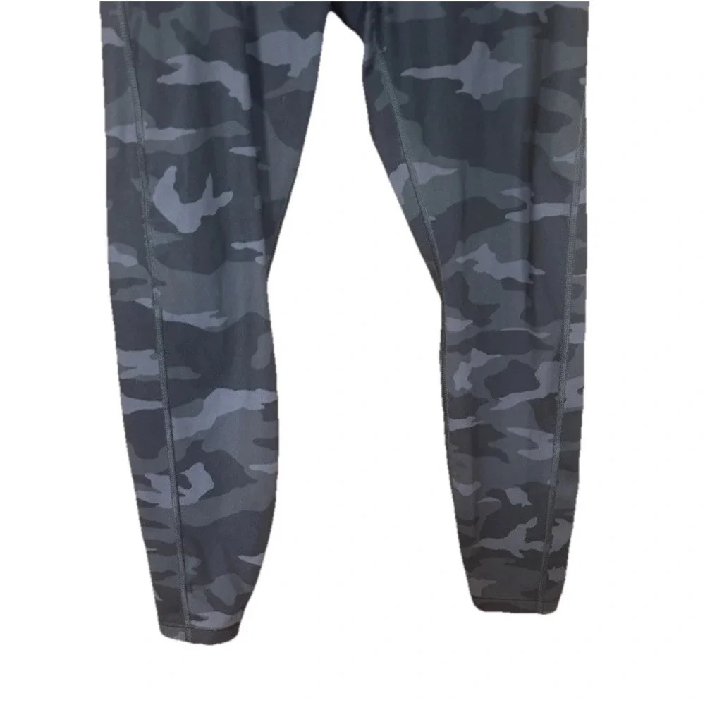 Athleta Ultimate 7/8 Tight Leggings Stash Pockets Medium Black Camo Active